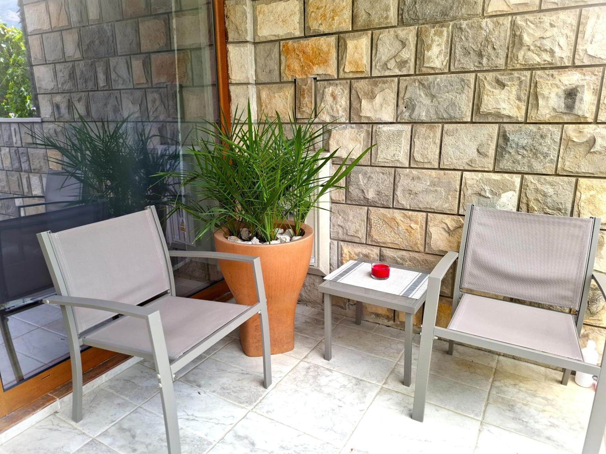 Kadena Apartments Kotor Bilik gambar